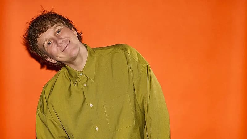 JOSH THOMAS: JIGGLE, JIGGLE